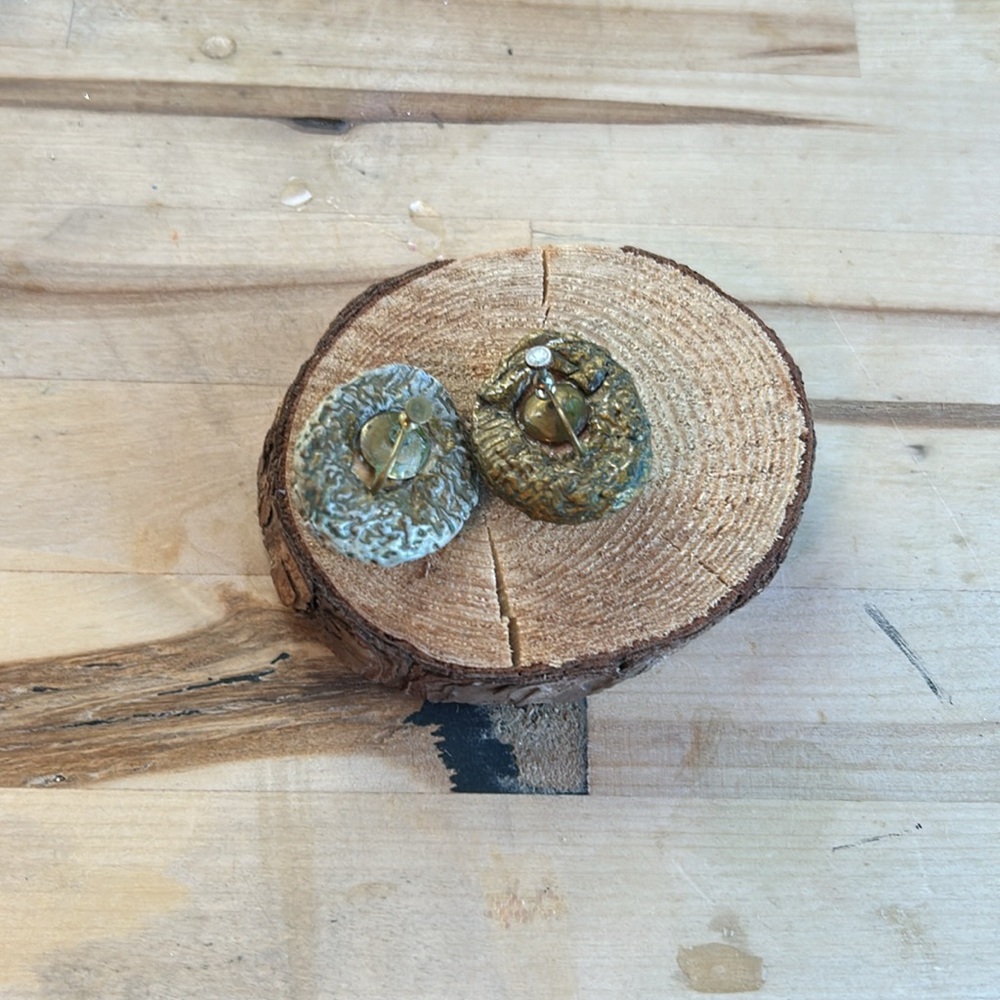 She’ll screw back earrings - Picture 3 of 3